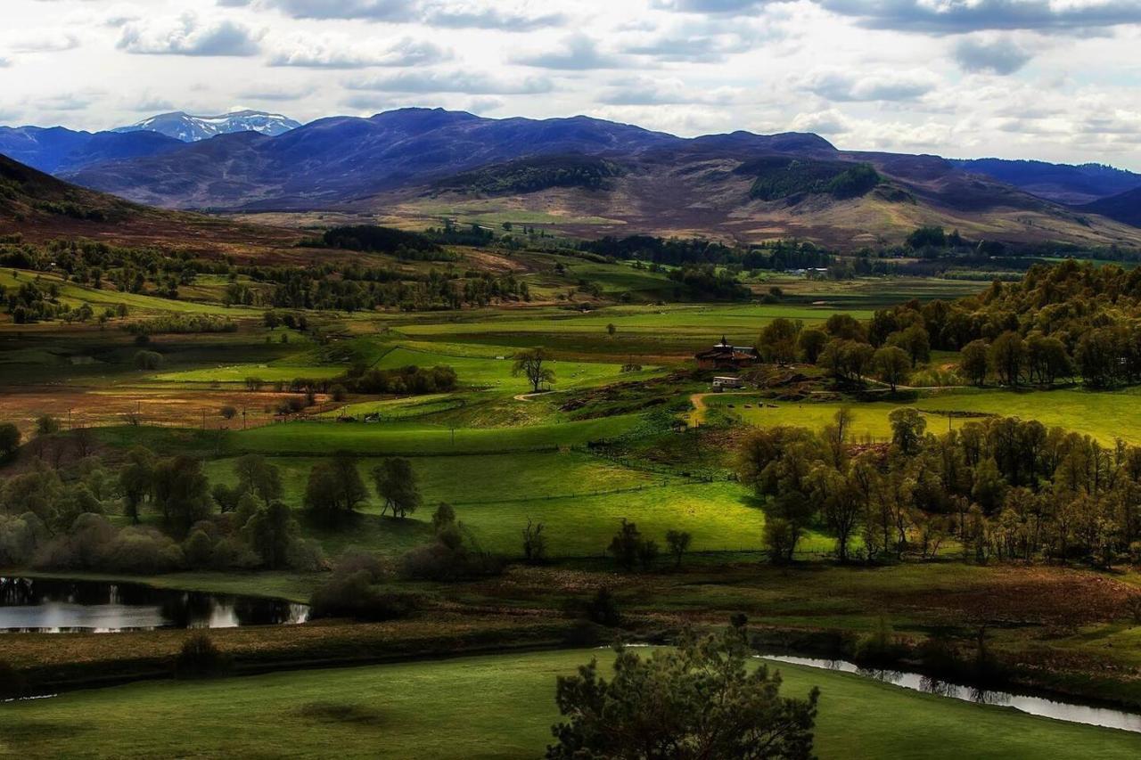 Spectacular Mountain View Ecopod Villa Newtonmore Eksteriør billede