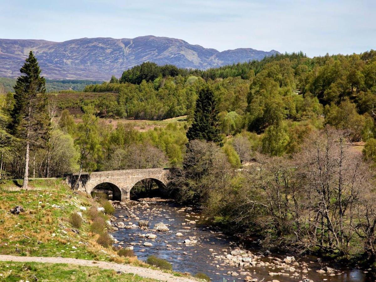 Spectacular Mountain View Ecopod Villa Newtonmore Eksteriør billede